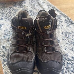 KEEN Oakridge Mid Waterproof Hiking Boots boys